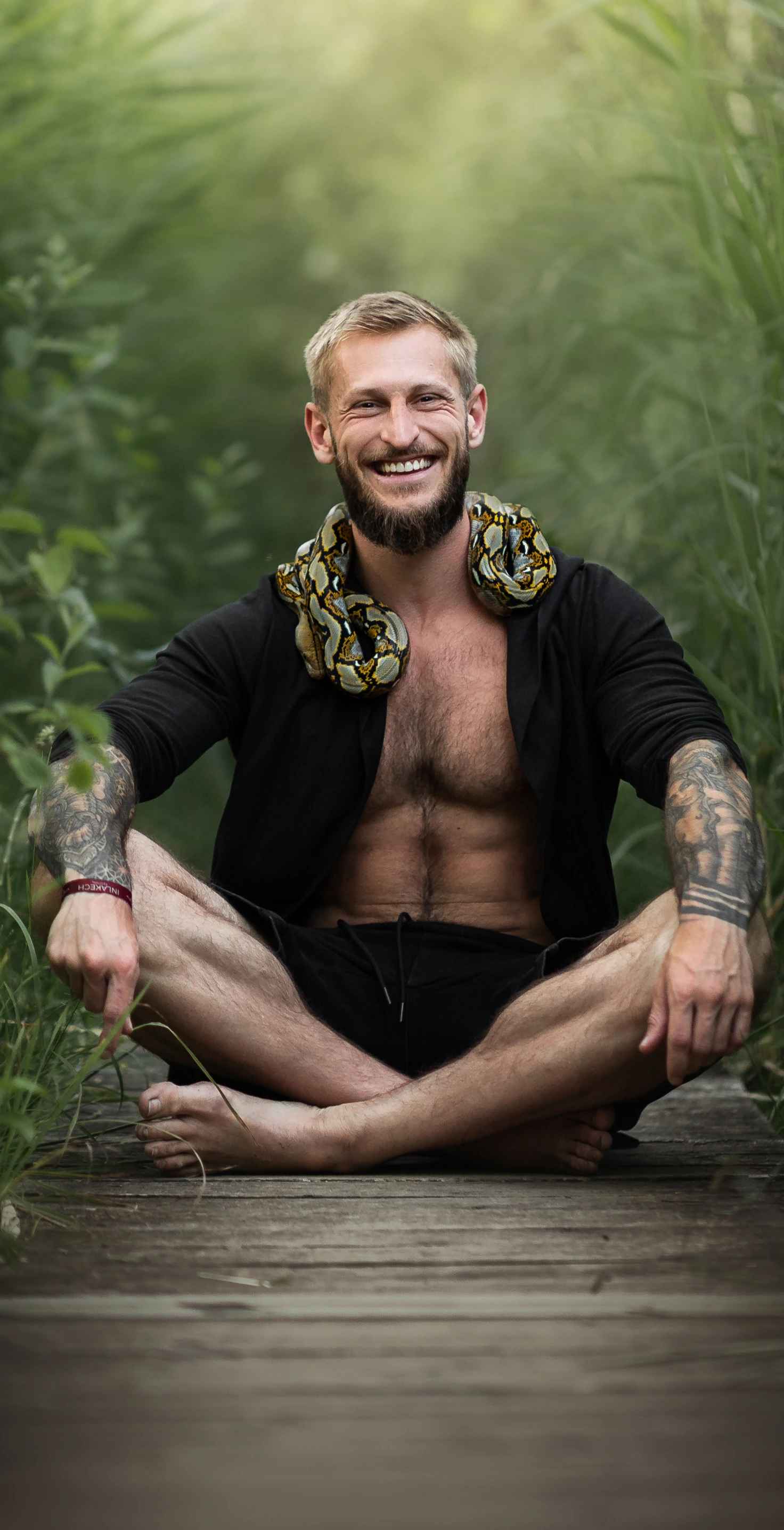 Zdeněk s hadem při západu slunce