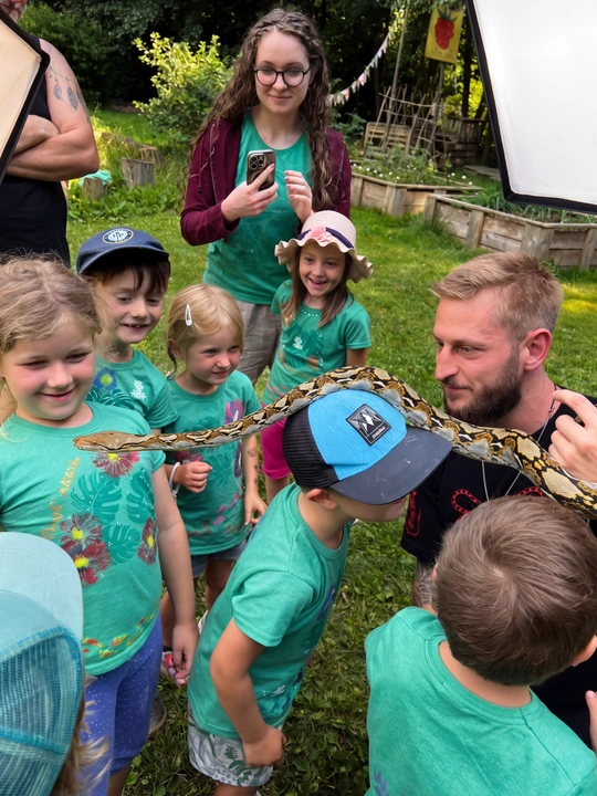 Holčička se hadovi směje