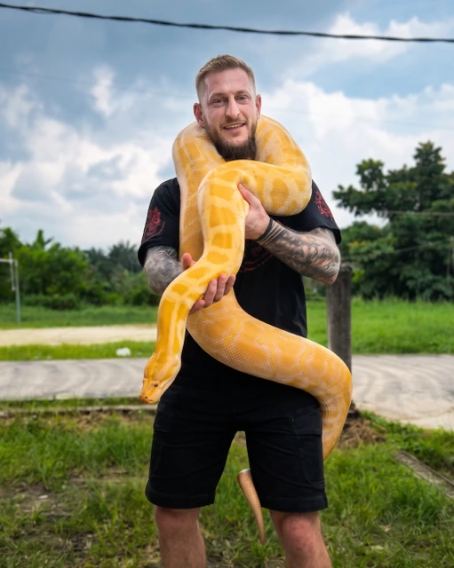 Skupina na stezce džunglí